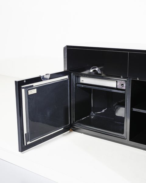 RIZZO WILLY (1928 - 2013) : Credenza mod. Savage per Mario Sabot, Italia  - Asta DESIGN E ARTI DECORATIVE DEL NOVECENTO - Associazione Nazionale - Case d'Asta italiane