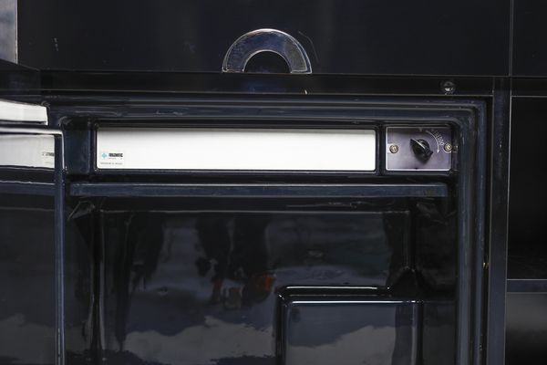 RIZZO WILLY (1928 - 2013) : Credenza mod. Savage per Mario Sabot, Italia  - Asta DESIGN E ARTI DECORATIVE DEL NOVECENTO - Associazione Nazionale - Case d'Asta italiane