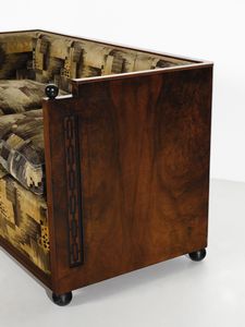 MERONI & FOSSATI : nello stile di. Divanetto a due posti a pozzetto e un tavolino  - Asta DESIGN E ARTI DECORATIVE DEL NOVECENTO - Associazione Nazionale - Case d'Asta italiane