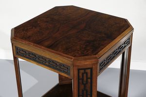 MERONI & FOSSATI : nello stile di. Divanetto a due posti a pozzetto e un tavolino  - Asta DESIGN E ARTI DECORATIVE DEL NOVECENTO - Associazione Nazionale - Case d'Asta italiane