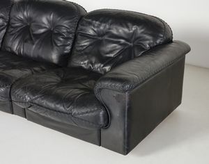 DE SEDE : Divano a tre posti e una poltrona  - Asta DESIGN E ARTI DECORATIVE DEL NOVECENTO - Associazione Nazionale - Case d'Asta italiane