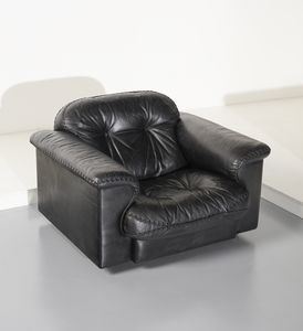 DE SEDE : Divano a tre posti e una poltrona  - Asta DESIGN E ARTI DECORATIVE DEL NOVECENTO - Associazione Nazionale - Case d'Asta italiane