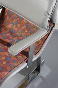 OFFREDI GIOVANNI (1927 - 2007) : Coppia di poltrone mod. Onda per Saporiti, Besnate  - Asta DESIGN E ARTI DECORATIVE DEL NOVECENTO - Associazione Nazionale - Case d'Asta italiane