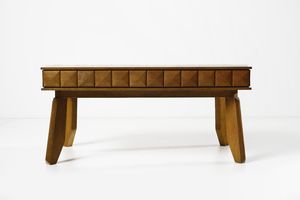 BUFFA PAOLO (1903 - 1970) : nello stile di. Tavolo da salotto con fascia bugnata a due cassetti sottopiano  - Asta DESIGN E ARTI DECORATIVE DEL NOVECENTO - Associazione Nazionale - Case d'Asta italiane