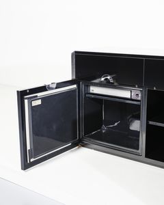 RIZZO WILLY (1928 - 2013) : Credenza mod. Savage per Mario Sabot, Italia  - Asta DESIGN E ARTI DECORATIVE DEL NOVECENTO - Associazione Nazionale - Case d'Asta italiane