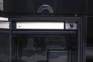 RIZZO WILLY (1928 - 2013) : Credenza mod. Savage per Mario Sabot, Italia  - Asta DESIGN E ARTI DECORATIVE DEL NOVECENTO - Associazione Nazionale - Case d'Asta italiane