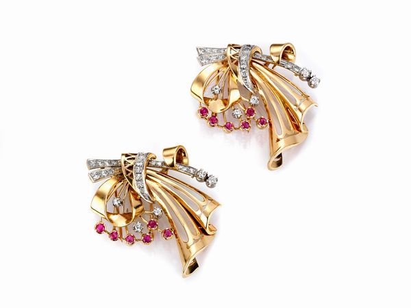 Coppia di spille a ventaglio traforato in oro giallo e bianco con diamanti e rubini  - Asta Gioielli e Orologi - Associazione Nazionale - Case d'Asta italiane