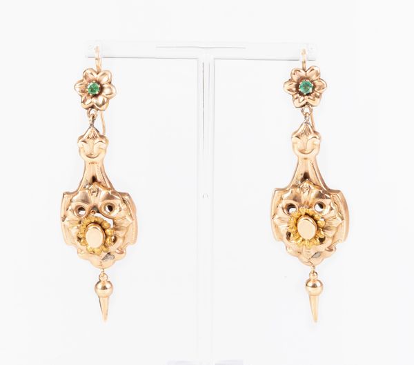 Antichi orecchini pendenti in oro giallo a basso titolo con smeraldi  - Asta Gioielli e Orologi - Associazione Nazionale - Case d'Asta italiane