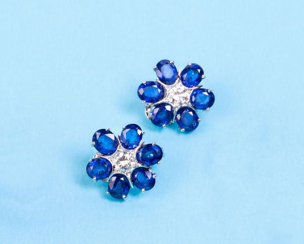 Orecchini a fiore in oro bianco con zaffiri e diamanti  - Asta Gioielli e Orologi - Associazione Nazionale - Case d'Asta italiane