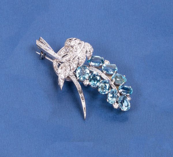 Spilla a tralcio in oro bianco con acquemarine e diamanti  - Asta Gioielli e Orologi - Associazione Nazionale - Case d'Asta italiane