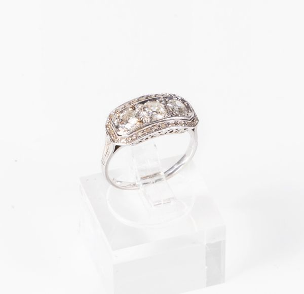 Anello in oro bianco con diamanti e rose di diamante  - Asta Gioielli e Orologi - Associazione Nazionale - Case d'Asta italiane