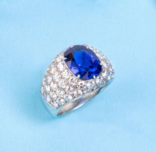 Anello a fascia bombata in oro bianco con zaffiro e diamanti  - Asta Gioielli e Orologi - Associazione Nazionale - Case d'Asta italiane