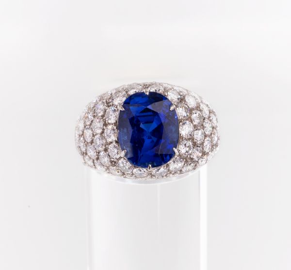 Anello a fascia bombata in oro bianco con zaffiro e diamanti  - Asta Gioielli e Orologi - Associazione Nazionale - Case d'Asta italiane