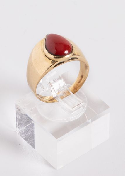 Anello a fascia liscia in oro giallo con corallo  - Asta Gioielli e Orologi - Associazione Nazionale - Case d'Asta italiane