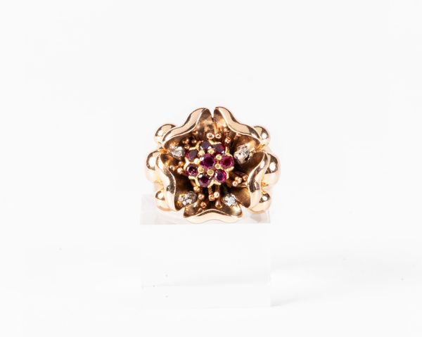 Tiffany anello a fiore in oro giallo con rubini e piccoli diamanti  - Asta Gioielli e Orologi - Associazione Nazionale - Case d'Asta italiane