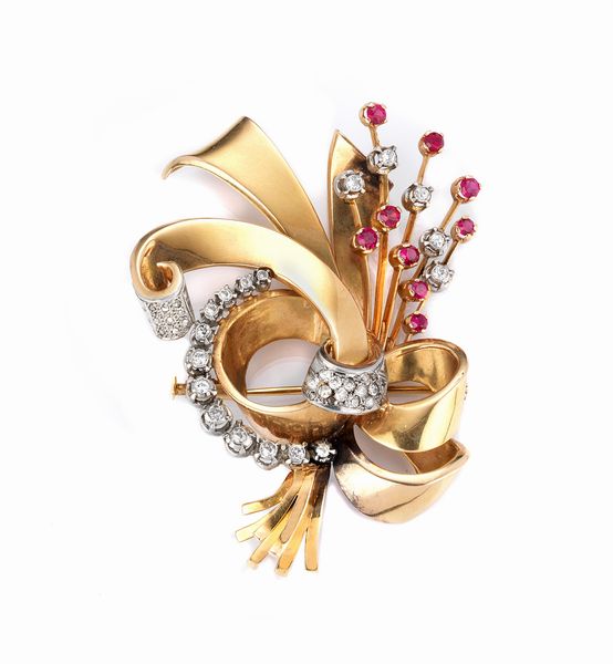 Spilla a mazzo di fiori in oro giallo e bianco con diamanti e piccoli rubini  - Asta Gioielli e Orologi - Associazione Nazionale - Case d'Asta italiane
