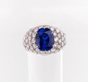 Anello a fascia bombata in oro bianco con zaffiro e diamanti  - Asta Gioielli e Orologi - Associazione Nazionale - Case d'Asta italiane