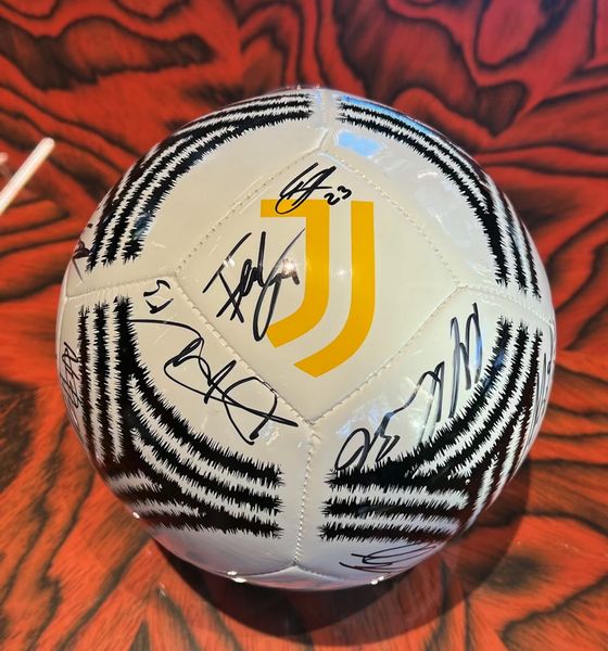 Pallone Juve autografato dalla Prima squadra  - Asta Asta a tempo Benefica | Fondazione LAPS X Progetto Arca per Housing Sociale Bodio - Associazione Nazionale - Case d'Asta italiane