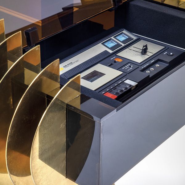 ALAIN DELON : Unit� di intrattenimento personalizzata AD800.  - Asta Fine Design - Associazione Nazionale - Case d'Asta italiane