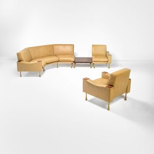 ANGELO MANGIAROTTI - Salotto modulare con tavolino.