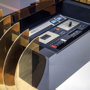 ALAIN DELON : Unit� di intrattenimento personalizzata AD800.  - Asta Fine Design - Associazione Nazionale - Case d'Asta italiane