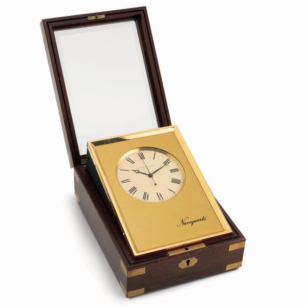PATEK PHILIPPE : Naviquartz, Ref. 1200E Cronometro da marina in legno e ottone dorato con custodia originale in legno laccato, quadrante champagne con numeri Romani e lancette Breguet  - Asta Orologi da Polso - Associazione Nazionale - Case d'Asta italiane