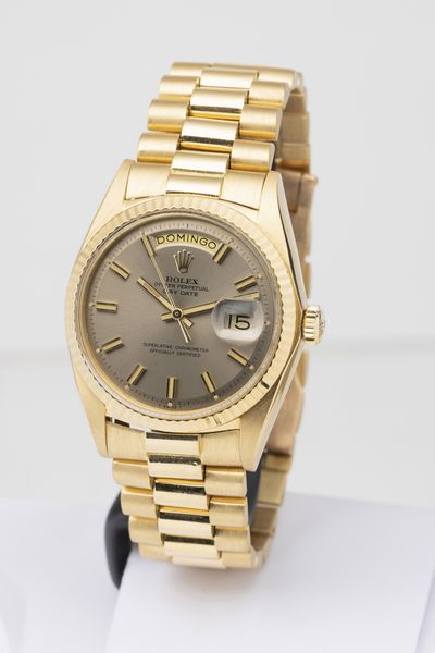 ROLEX : Classico ed elegante Daydate 1803, in oro giallo 18k con particolare quadrante color visone ed indici Wide Boy, bracciale President con chiusura a scomparsa  - Asta Orologi da Polso - Associazione Nazionale - Case d'Asta italiane