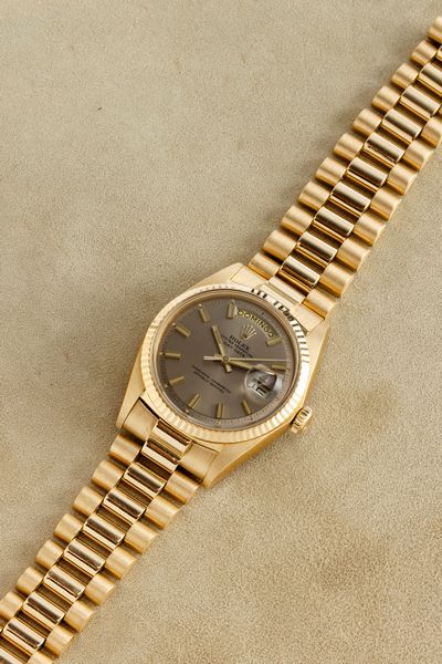ROLEX : Classico ed elegante Daydate 1803, in oro giallo 18k con particolare quadrante color visone ed indici Wide Boy, bracciale President con chiusura a scomparsa  - Asta Orologi da Polso - Associazione Nazionale - Case d'Asta italiane