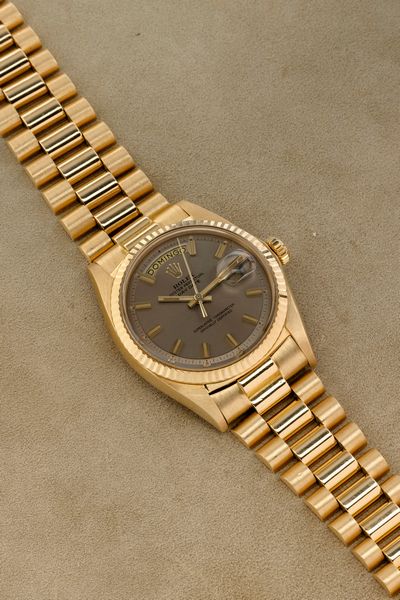 ROLEX : Classico ed elegante Daydate 1803, in oro giallo 18k con particolare quadrante color visone ed indici Wide Boy, bracciale President con chiusura a scomparsa  - Asta Orologi da Polso - Associazione Nazionale - Case d'Asta italiane