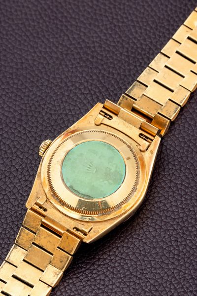 ROLEX : Classico ed elegante Daydate 1803, in oro giallo 18k con particolare quadrante color visone ed indici Wide Boy, bracciale President con chiusura a scomparsa  - Asta Orologi da Polso - Associazione Nazionale - Case d'Asta italiane