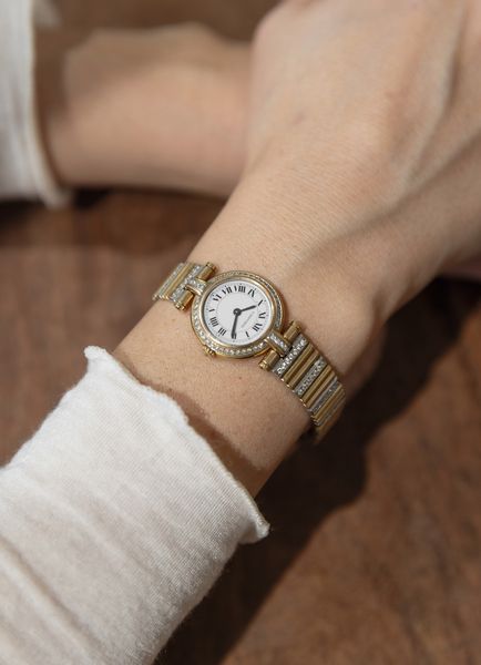 CARTIER : Raffinato orologio da polso in oro giallo e bianco 18k con diamanti su cassa e bracciale con movimento al quarzo  - Asta Orologi da Polso - Associazione Nazionale - Case d'Asta italiane