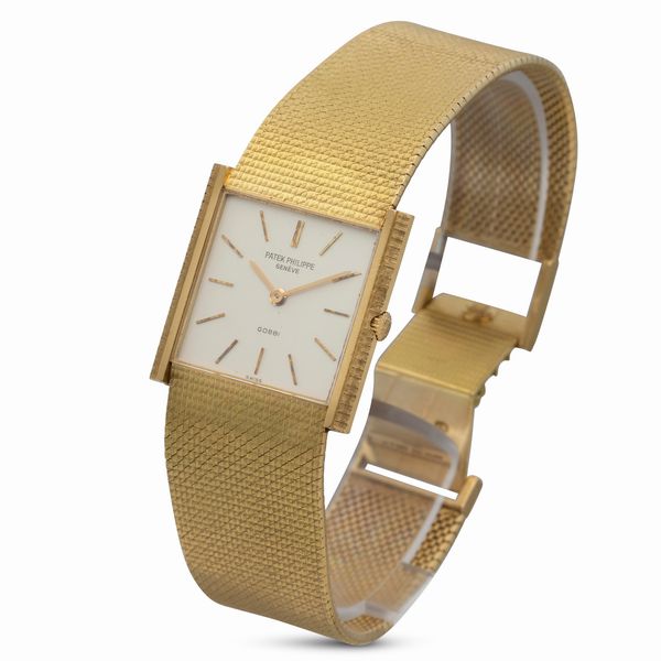 PATEK PHILIPPE : Essenziale ed elegante Carr� Extraflat ref 3494 in oro giallo 18k, firmato Gobbi, carica manuale con indici applicati e bracciale integrato  - Asta Orologi da Polso - Associazione Nazionale - Case d'Asta italiane