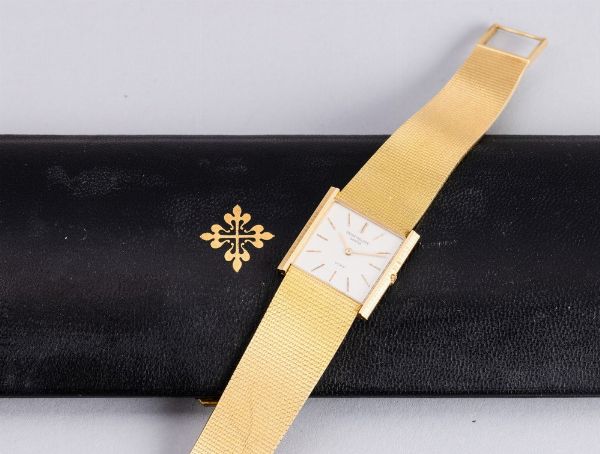 PATEK PHILIPPE : Essenziale ed elegante Carr� Extraflat ref 3494 in oro giallo 18k, firmato Gobbi, carica manuale con indici applicati e bracciale integrato  - Asta Orologi da Polso - Associazione Nazionale - Case d'Asta italiane
