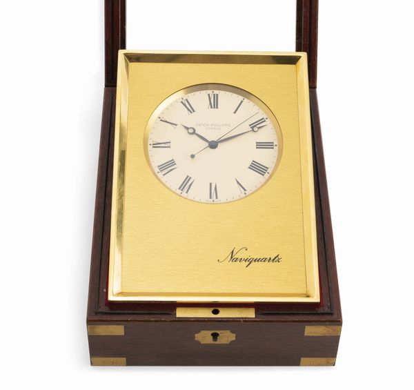 PATEK PHILIPPE : Naviquartz, Ref. 1200E Cronometro da marina in legno e ottone dorato con custodia originale in legno laccato, quadrante champagne con numeri Romani e lancette Breguet  - Asta Orologi da Polso - Associazione Nazionale - Case d'Asta italiane