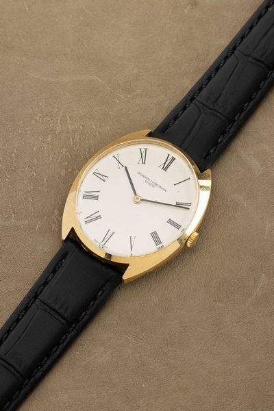 Vacheron & Constantin : Elegante orologio di forma tonneau in oro giallo 18k solo tempo carica manuale, quadrante Argent� con numeri Romani  - Asta Orologi da Polso - Associazione Nazionale - Case d'Asta italiane