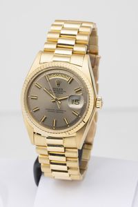 ROLEX : Classico ed elegante Daydate 1803, in oro giallo 18k con particolare quadrante color visone ed indici Wide Boy, bracciale President con chiusura a scomparsa  - Asta Orologi da Polso - Associazione Nazionale - Case d'Asta italiane