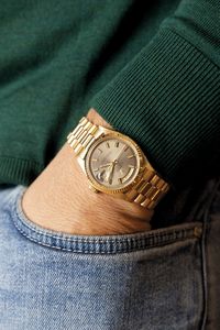 ROLEX : Classico ed elegante Daydate 1803, in oro giallo 18k con particolare quadrante color visone ed indici Wide Boy, bracciale President con chiusura a scomparsa  - Asta Orologi da Polso - Associazione Nazionale - Case d'Asta italiane