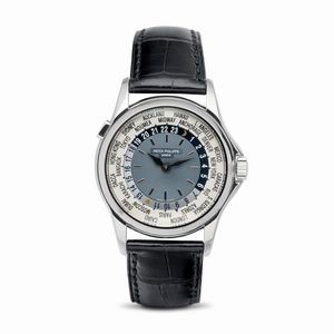 PATEK PHILIPPE - Raffinato ed attraente Worldtime ref 5110 P in platino 950, quadrante azzurro con lavorazione circolare Guilloch�, disco con 24 fusi orari girevoMarchio: Patek Philippe<BR>Modello: Worldtime <BR>Anno: circa 2002<BR>Referenza: 5110 P<BR>Quadrante: Azzurro Guilloch�<BR>Cassa N�: 4.112.xxx<BR>Movimento: Automatico<BR>Movimento N�: 3.208.xxx<BR>Materiale: Platino 750<BR>Cinturino: Pelle<BR>Dimensione: 37 mmle azionato da pulsante a pressione ad ore 10 accompagnato da service ufficiale