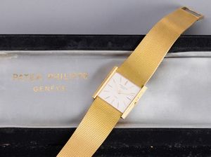 PATEK PHILIPPE : Essenziale ed elegante Carr� Extraflat ref 3494 in oro giallo 18k, firmato Gobbi, carica manuale con indici applicati e bracciale integrato  - Asta Orologi da Polso - Associazione Nazionale - Case d'Asta italiane