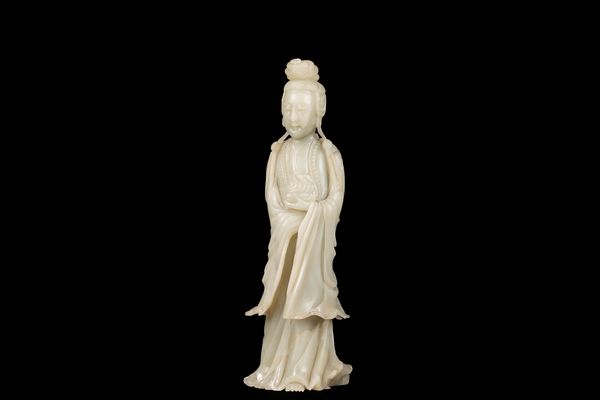 UNA GRANDE FIGURA IN GIADA CELADON CHIARA DI UNA GUANYIN IN PIEDI  - Asta Arte Orientale  - Associazione Nazionale - Case d'Asta italiane