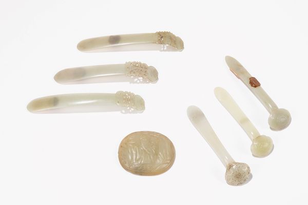 UNA PLACCHETTA, TRE SCETTRI RUYI E TRE FERMACARTE IN GIADA  - Asta Arte Orientale  - Associazione Nazionale - Case d'Asta italiane