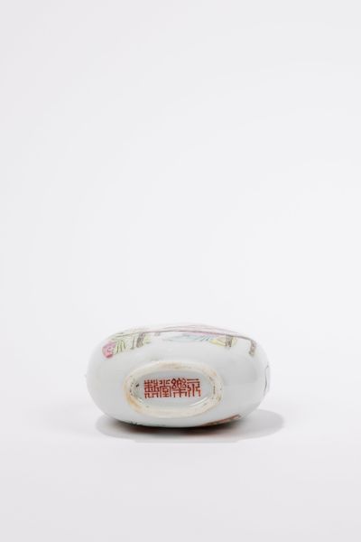 SNUFF BOTTLE IN PORCELLANA FAMIGLIA ROSA  - Asta Arte Orientale  - Associazione Nazionale - Case d'Asta italiane