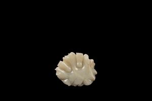 UNA GRANDE FIGURA IN GIADA CELADON CHIARA DI UNA GUANYIN IN PIEDI  - Asta Arte Orientale  - Associazione Nazionale - Case d'Asta italiane