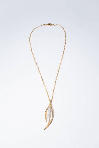 ANNA MARIA CAMILLI : Peso gr 11 2 Catena con ciondolo in oro rosa  firmato Camilli a forma di pannocchia stilizzata  con diamanti taglio brillante per totali ct 0 55 ca  probabile colore G-H  purezza IF-VVS  - Asta Gioielli - Associazione Nazionale - Case d'Asta italiane