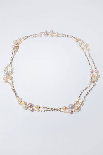 COLLANA : Lunghezza cm 128 in oro rosa con diamanti sfaccettati di colore brown per totali ct 10.79 ca e di colore bianco per totali ct 0 12 ca  alternati a perle giapponesi nei toni del rosa e del grigio chiaro.  - Asta Gioielli - Associazione Nazionale - Case d'Asta italiane