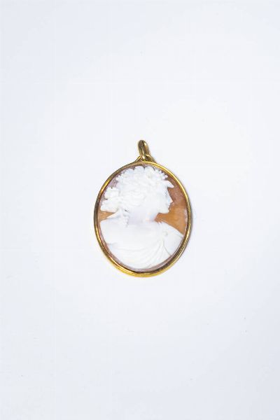 CIONDOLO : Cm 3x4 in oro giallo con cammeo raffigurante ritratto femminile di profilo.  - Asta Gioielli - Associazione Nazionale - Case d'Asta italiane