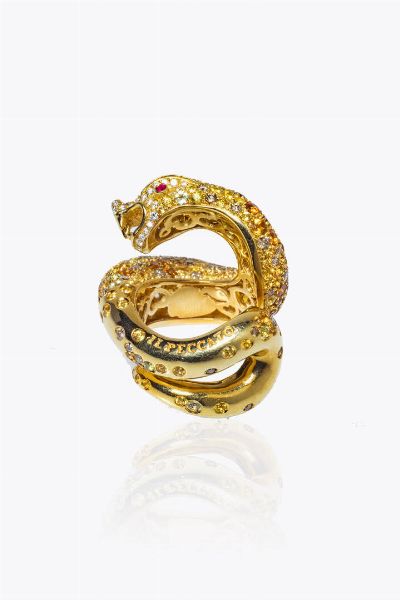 PASQUALE BRUNI : Peso gr 32 5 Misura 16 (56) Importante anello in oro giallo  firmato Pasquale Bruni  a forma di serpente  modello il peccato interamente in pav di diamanti taglio brillante di colore bianco e cognac per totali ct 2 01 ca  zaffiri gialli per totali ct 3 26 ca. Due rubini come occhi.  - Asta Gioielli - Associazione Nazionale - Case d'Asta italiane