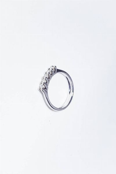ANELLO : Peso gr 3 6 Misura 14 (54) in oro bianco con cinque diamanti taglio brillante per totali ct 0 15 ca.  - Asta Gioielli - Associazione Nazionale - Case d'Asta italiane