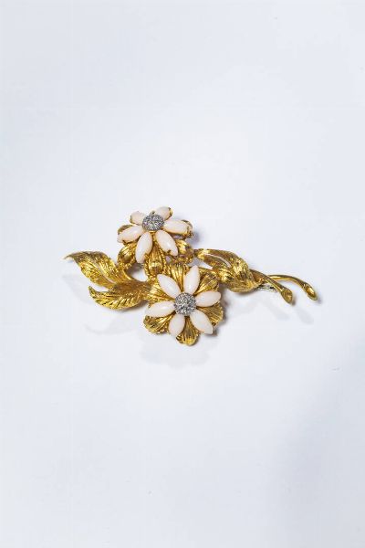SPILLA : Peso gr 26 3 Cm 6 5x4 5 in oro giallo satinato con fiori in corallo rosa.  Diamanti taglio 8/8 per totali ct 0 10 ca  - Asta Gioielli - Associazione Nazionale - Case d'Asta italiane