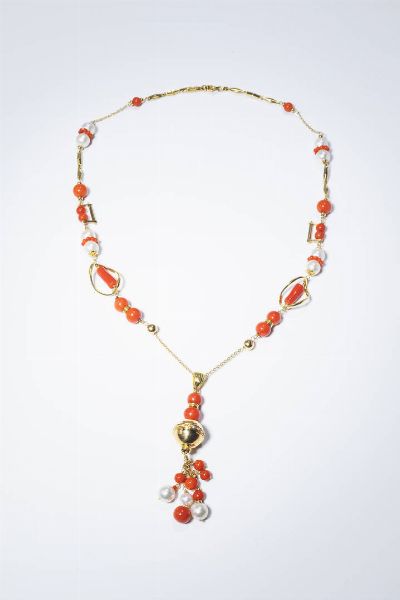 COLLANA : Peso gr 43 9 Lunghezza cm 52 in oro giallo con perle di acqua dolce alternate a sfere di corallo rosso mediterraneo di varie misure; dischi in oro giallo lavorato; al centro pendente con sfera in oro giallo e diamanti taglio brillante per totali ct 0 20 ca  probabile colore G-H  purezza IF-VVS  terminante con frange in sfere di corallo rosso mediterraneo e perle di acqua dolce. Corredato di certificato telematico del gemmologo Caviglia di Roma.  - Asta Gioielli - Associazione Nazionale - Case d'Asta italiane